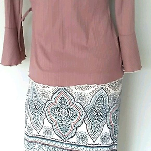 Almost Famous Mauve Ruffled Top. Size Medium - Picture 8 of 10